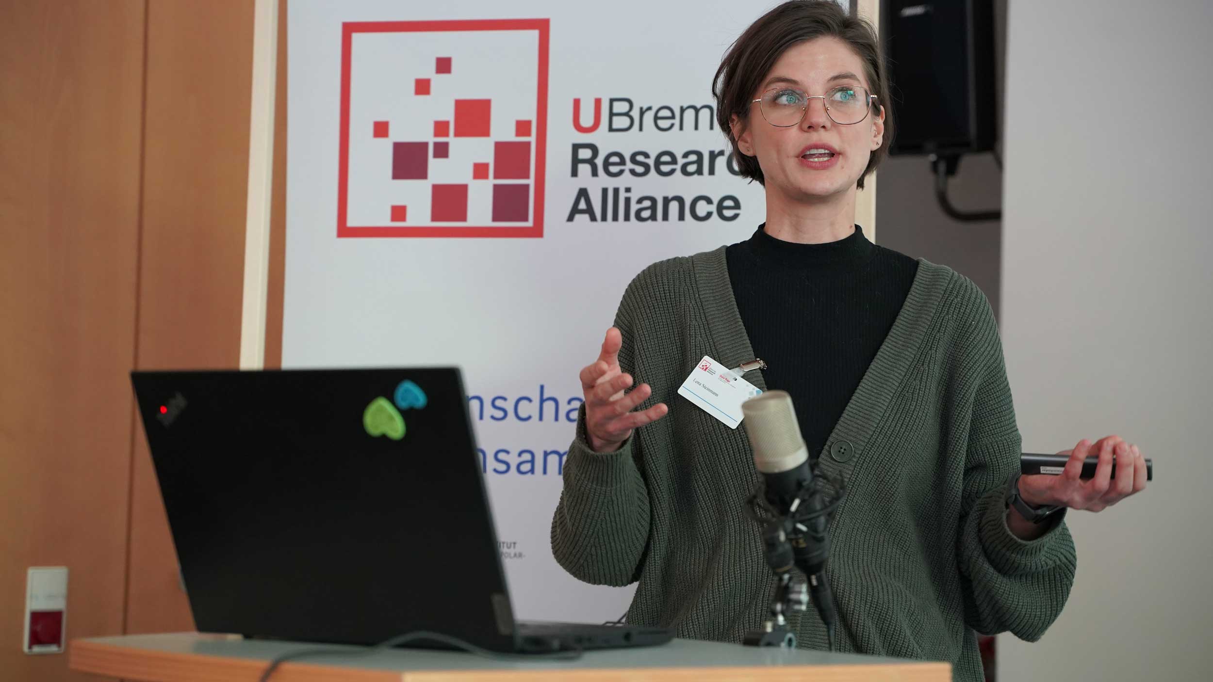 Freut sich über den Start der nächsten Data Train Runde: Iris Pigeot als Rednerin bei der Kick-off-Veranstaltung 2024.(c) Alberts/NFDI4Health