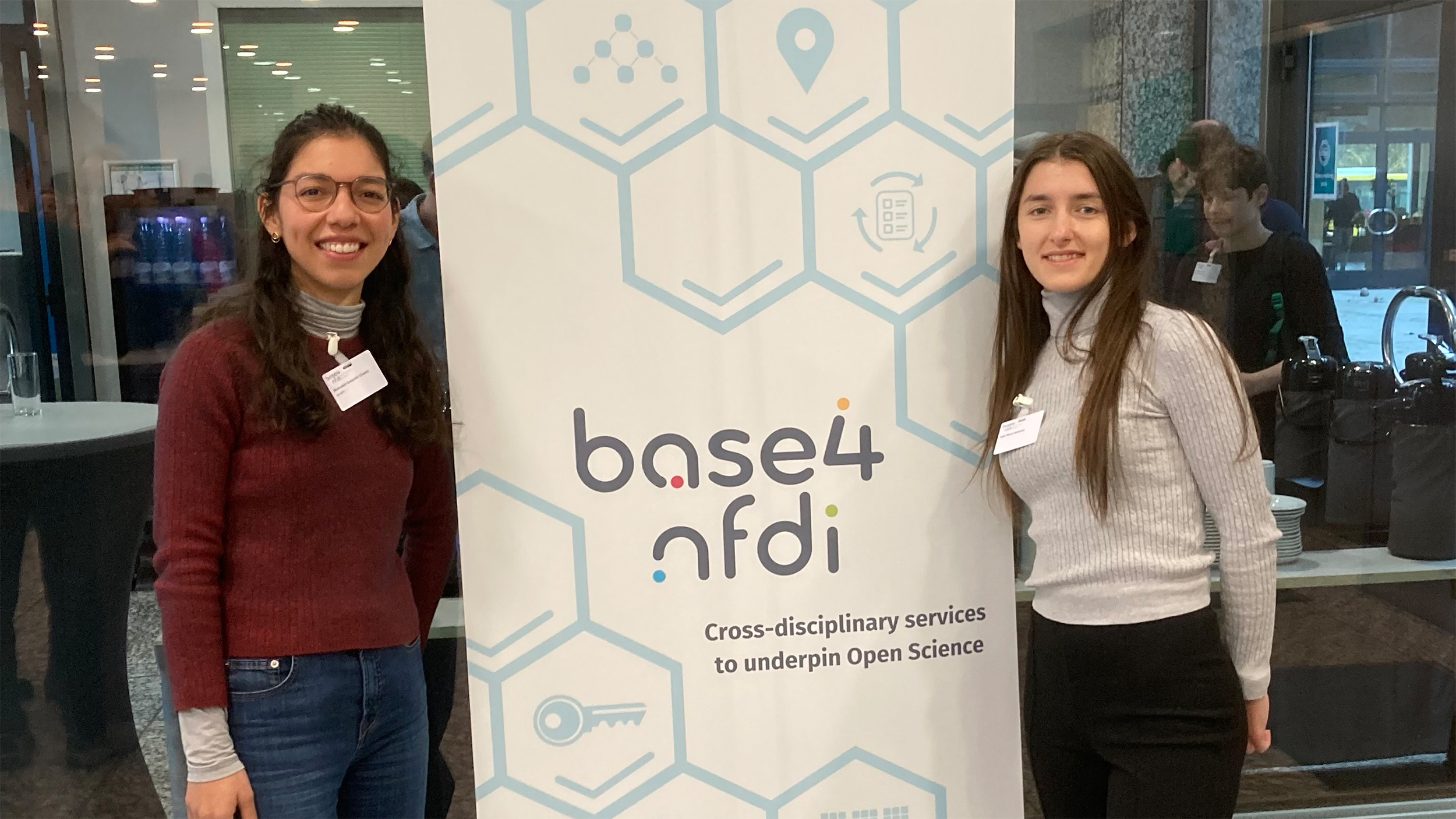Beteiligen sich am Austausch zu NFDI-übergreifenden Basisdiensten: Marisabel Gonzalez-Ocanto und Sofia Siampani auf der Base4NFDI User Conference.