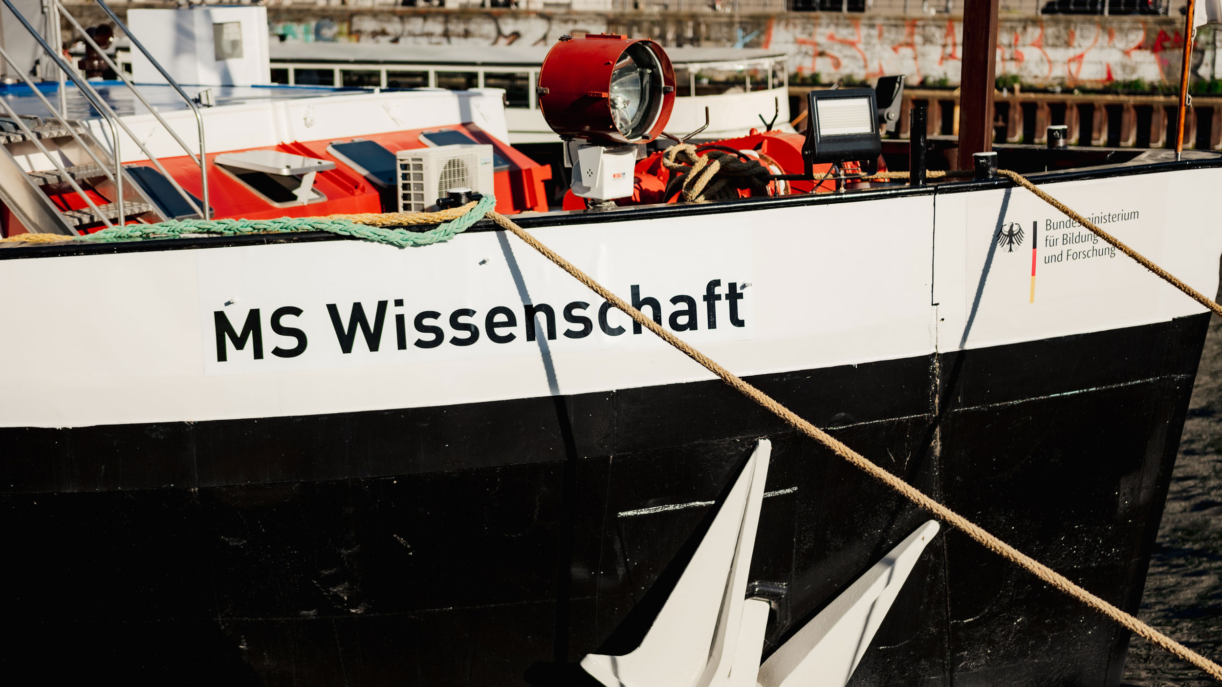 Bug eines weißen Schiffes mit der Aufschrift MS Wissenschaft